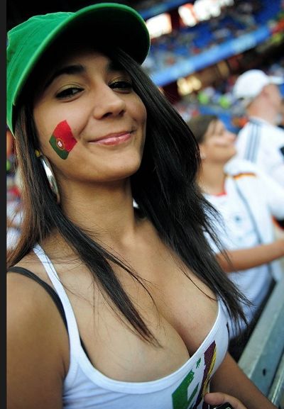 乳首まで見せてくれる海外サッカーの女子サポーターエロすぎだろ・・・（画像） ポッカキット