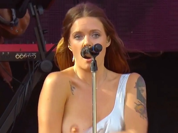【画像】有名女性歌手、コンサート中「乳首を丸出しにする