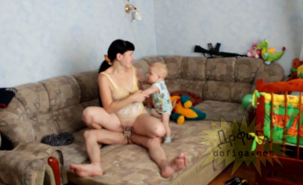 【画像】自分の赤ちゃんを抱っこしたままセ クスしてる人妻が